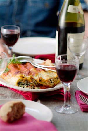 simsearch:825-07599698,k - Ricotta -spinach cannelloni Photographie de stock - Rights-Managed, Code: 825-07599423