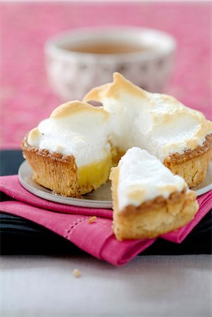 simsearch:652-07655526,k - Individual lemon meringue pie Photographie de stock - Rights-Managed, Code: 825-07599446