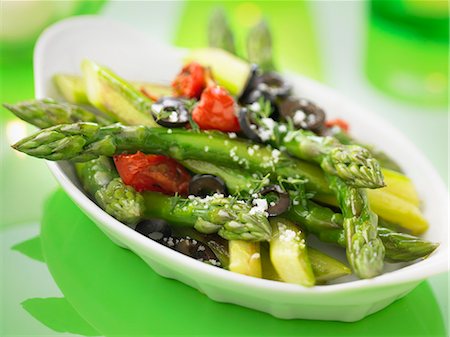 simsearch:825-07076457,k - Green asparagus with tomatoes and black olives Foto de stock - Con derechos protegidos, Código: 825-07599464