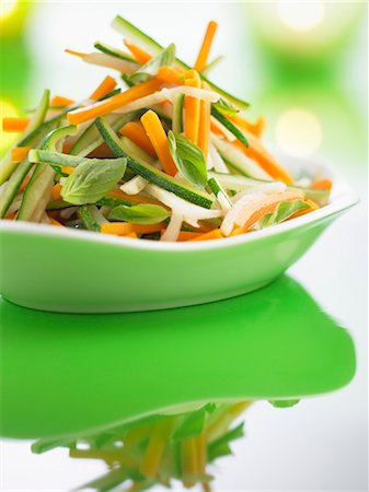 simsearch:652-06818786,k - Thinly chopped vegetables Foto de stock - Con derechos protegidos, Código: 825-07599466