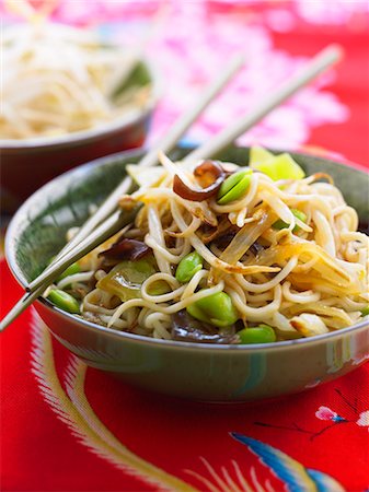 simsearch:825-07523013,k - Sauteed noodles with broad beans and onions Foto de stock - Con derechos protegidos, Código: 825-07599488