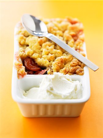 simsearch:652-05809338,k - Apricot and fig crumble Stock Photo - Rights-Managed, Code: 825-07599532