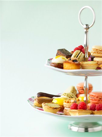 simsearch:652-06818728,k - Sweet delicacies on a presentation dish Stockbilder - Lizenzpflichtiges, Bildnummer: 825-07599644