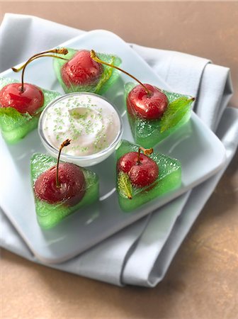 simsearch:652-03803496,k - Cherry and mint jelly bites Foto de stock - Con derechos protegidos, Código: 825-07649154