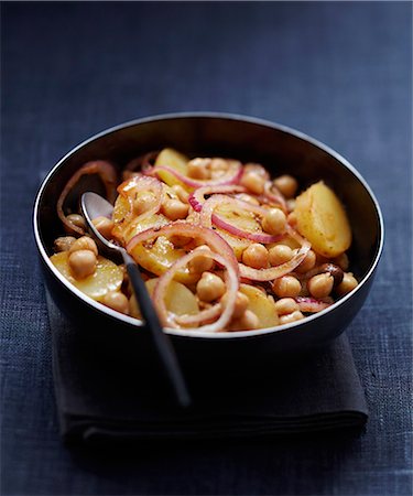 simsearch:825-07078203,k - Chickpea,potato,and onion spicy salad Photographie de stock - Rights-Managed, Code: 825-07649200