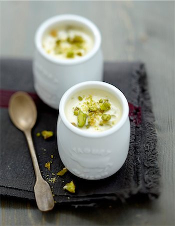 simsearch:825-07522687,k - White chocolate and pistachios yoghurt Photographie de stock - Rights-Managed, Code: 825-07649282