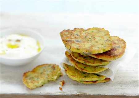 simsearch:825-07649335,k - Zucchini blinis Photographie de stock - Rights-Managed, Code: 825-07649340