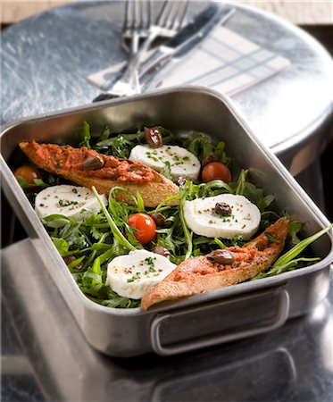 simsearch:652-07655818,k - Bruschettas on a bed of rocket lettuce with mozzarella Photographie de stock - Rights-Managed, Code: 825-07649355