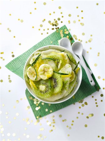 simsearch:652-03804686,k - Pear,kiwi and banana salad with rosemary Foto de stock - Con derechos protegidos, Código: 825-07649350