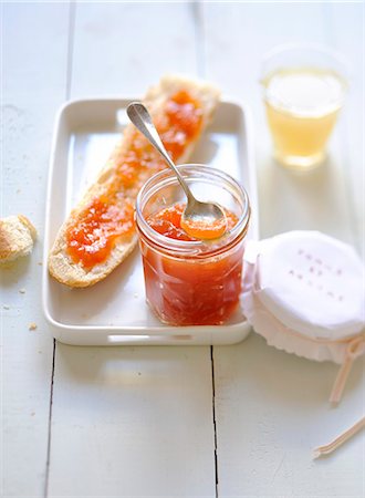 simsearch:652-05806901,k - Apple-citrus fruit jam Photographie de stock - Rights-Managed, Code: 825-07649386