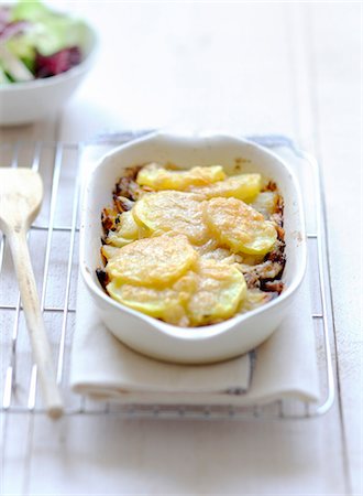 round slice - Duck and apple and potato Parmentier Photographie de stock - Rights-Managed, Code: 825-07649395