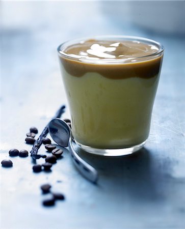 Coffee-vanilla capuccino Foto de stock - Con derechos protegidos, Código: 825-07652582