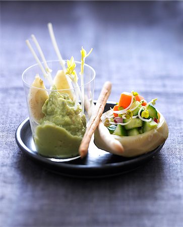 Artichoke guacamole with breadsticks,diced cucumber and carrots in an artichoke base Photographie de stock - Rights-Managed, Code: 825-07652594