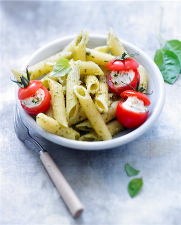 simsearch:652-05809776,k - Penne with pesto and cherry tomatoes stuffed with ricotta Foto de stock - Con derechos protegidos, Código: 825-07652603