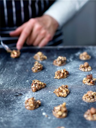 Placing small heaps of the mixture on the baking tray Photographie de stock - Rights-Managed, Code: 825-07652753