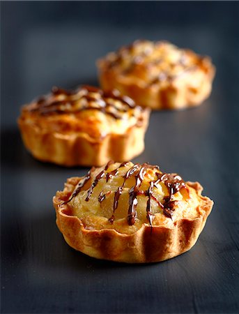 simsearch:652-07656354,k - Pear-choclate tartlets Photographie de stock - Rights-Managed, Code: 825-07652764