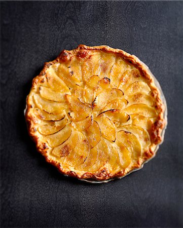 simsearch:652-05808701,k - Thin apple and salted butter tart Photographie de stock - Rights-Managed, Code: 825-07652763