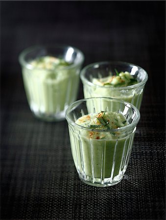 simsearch:652-07655332,k - Cucumber and avocado juice with cilantro Foto de stock - Con derechos protegidos, Código: 825-07652792