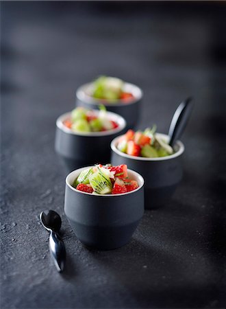 simsearch:825-07649248,k - Kiwis and strawberries marinated in mint Fotografie stock - Rights-Managed, Codice: 825-07652802