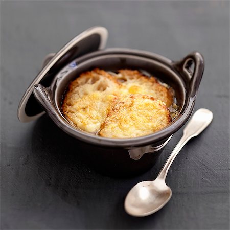 simsearch:825-03628285,k - Traditional French onion soup Photographie de stock - Rights-Managed, Code: 825-07652825