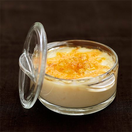 simsearch:825-06817788,k - Cream of artichoke soup topped with grilled cheddar Foto de stock - Con derechos protegidos, Código: 825-07652823