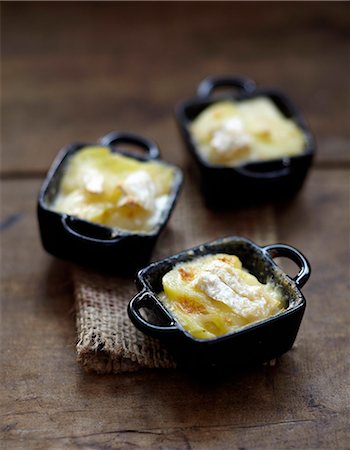 simsearch:652-07655818,k - Camembert Tartiflette mini casseroles Photographie de stock - Rights-Managed, Code: 825-07652857