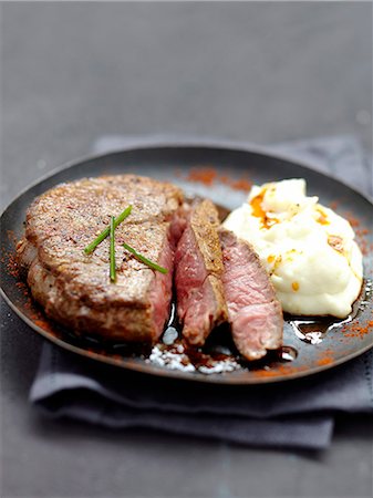 simsearch:652-07655101,k - Grilled beef fillet in marinade Fotografie stock - Rights-Managed, Codice: 825-07652864