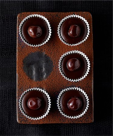 simsearch:652-05808734,k - Choco-toffee and cherry mini cup delicacies Photographie de stock - Rights-Managed, Code: 825-07652873