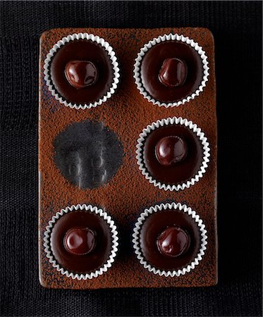 refine (to make more elegant) - Choco-toffee and cherry mini cup delicacies Stock Photo - Rights-Managed, Code: 825-07652873