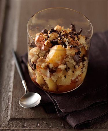 simsearch:825-07649204,k - Apple and pineapple crumble with chocolate flakes Photographie de stock - Rights-Managed, Code: 825-07652894
