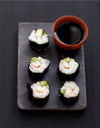 simsearch:825-06048029,k - Surimi-avocado sushis Stockbilder - Lizenzpflichtiges, Bildnummer: 825-07652926