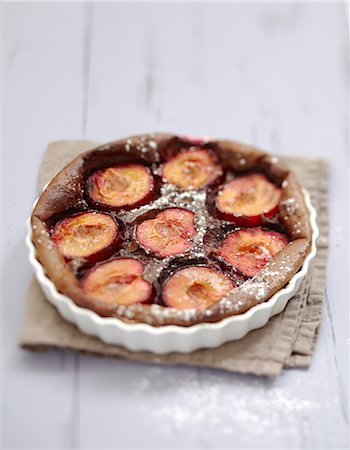 simsearch:825-07652888,k - Plum and chocolate clafoutis Foto de stock - Con derechos protegidos, Código: 825-07652948