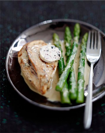 simsearch:825-05986890,k - Sliced chicken breast with truffle butter Stockbilder - Lizenzpflichtiges, Bildnummer: 825-07652952