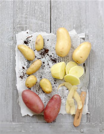 simsearch:825-07078203,k - Peeling potatoes Foto de stock - Con derechos protegidos, Código: 825-07652979