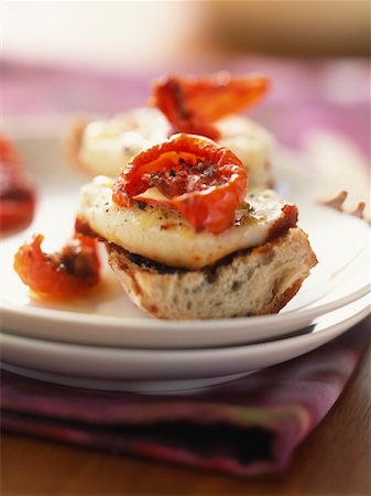 simsearch:825-02305994,k - Warme Cabecou Käse und getrockneten Tomaten auf toast Stockbilder - Lizenzpflichtiges, Bildnummer: 825-02304148
