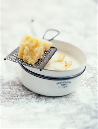 fromage râpé - soupe de navet au parmesan Photographie de stock - Rights-Managed, Code: 825-02304152