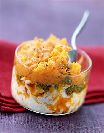 simsearch:825-02303718,k - Tarte de poisson avec des carottes en purée Photographie de stock - Rights-Managed, Code: 825-02304174