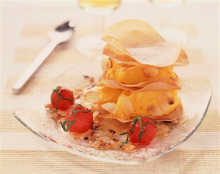 Filo mangue-fruit de la passion et de la pâtisserie couche de crème glacée avec des boules de melon d'eau avec Beaume de Venise Photographie de stock - Rights-Managed, Code: 825-02304183