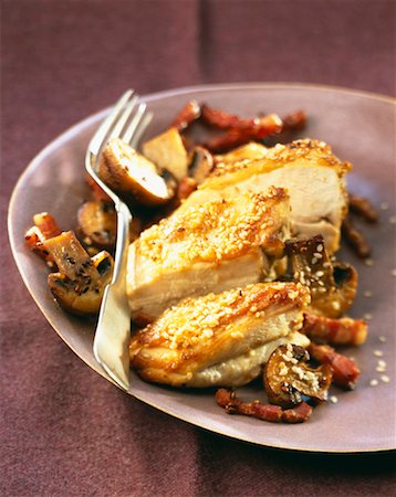 simsearch:825-02303244,k - Free-range chicken breasts with sesame seeds and mushrooms Foto de stock - Con derechos protegidos, Código: 825-02304215