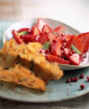 strawberries in salad - Strawberries with pink peppercorns Stock Photo - Rights-Managed, Code: 825-02304354