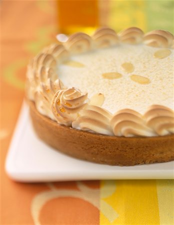 simsearch:825-02305445,k - Lemon meringue pie Foto de stock - Con derechos protegidos, Código: 825-02304557