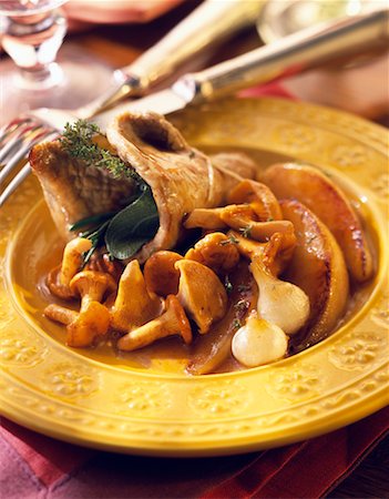 simsearch:825-02307060,k - Veal escalope with chanterelles and pears Fotografie stock - Rights-Managed, Codice: 825-02304567