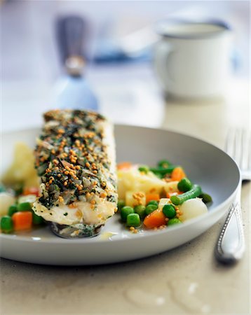 Piece of haddock with herbs and young vegetables Foto de stock - Con derechos protegidos, Código: 825-02304682