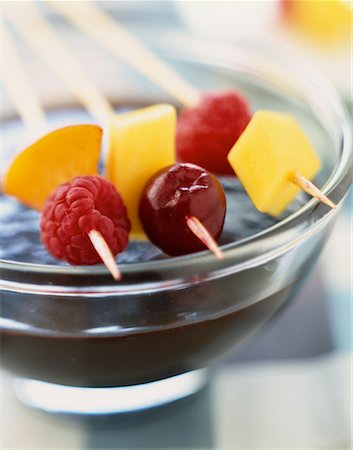 fondue (mets) - Fondue de fruits au chocolat fondu Photographie de stock - Rights-Managed, Code: 825-02304702