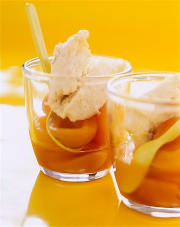 Apricots with honey and yellow plum sorbet Foto de stock - Con derechos protegidos, Código: 825-02304726