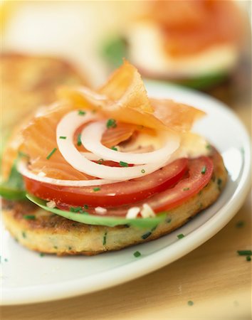 salmón ahumado - Smoked salmon Croque Foto de stock - Con derechos protegidos, Código: 825-02304760