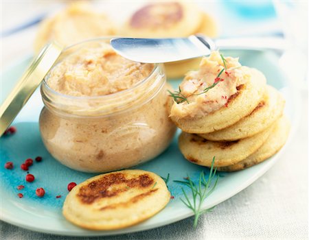 Fisch-Rillettes mit Mini-blinis Stockbilder - Lizenzpflichtiges, Bildnummer: 825-02304798