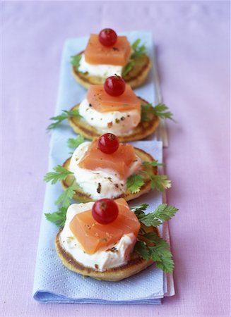 blinis with salmon and creme fraiche Foto de stock - Con derechos protegidos, Código: 825-02304821