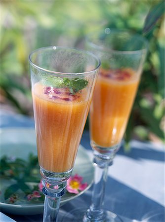 simsearch:825-02304819,k - jus de melon à la liqueur de cassis et vodka Photographie de stock - Rights-Managed, Code: 825-02304847