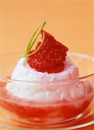 simsearch:825-02307688,k - Fromage Blanc Faisselle with strawberry and lime coulis Stock Photo - Rights-Managed, Code: 825-02304841